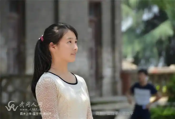 二中清纯校花抓拍高考完后学生激动一刻