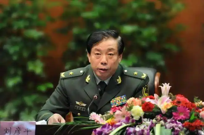 武警"少将巨贪"刘彦平:滥用公安警卫权力,敛财2.