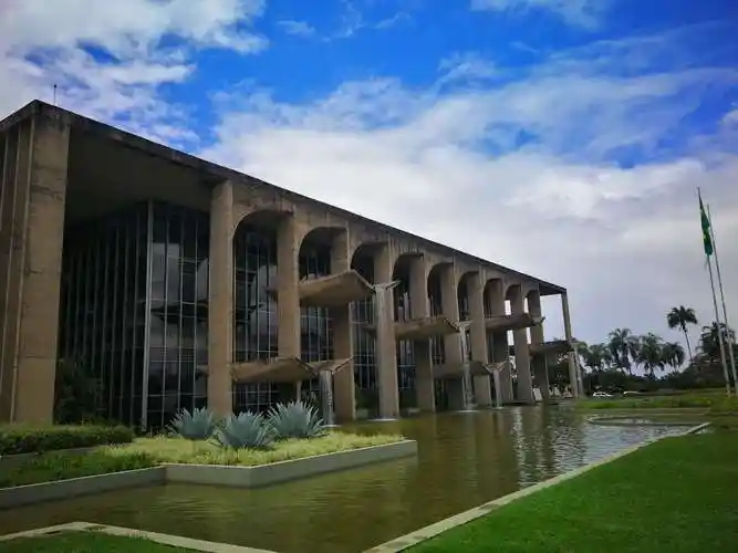 巴西利亚司法宫,建筑特色是外墙立柱间有错落的板块,水从上流过落下.