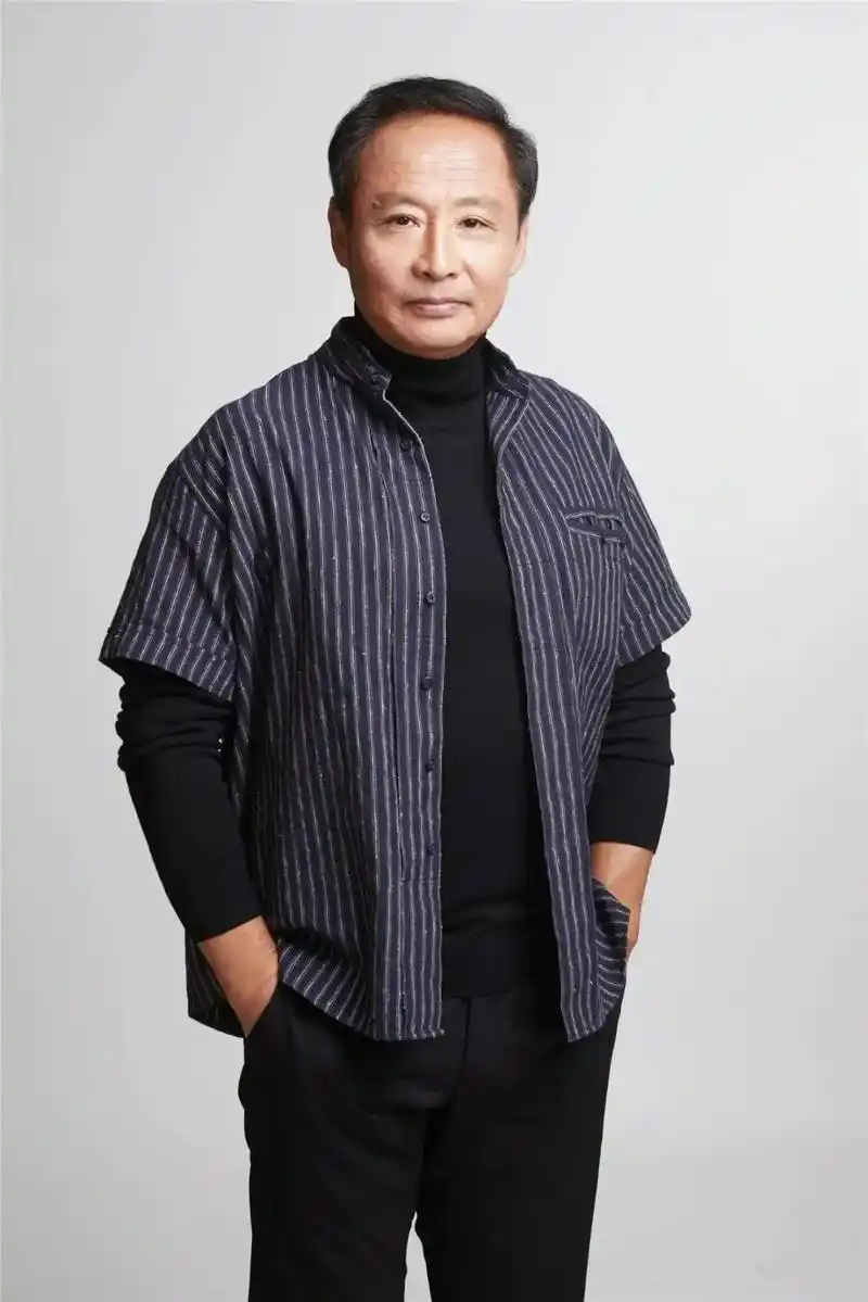 周野芒的"敢"不是冒犯,是只讲真话