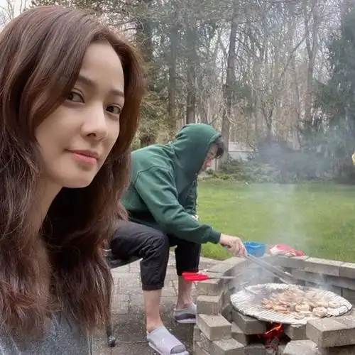 权相佑孙泰英庆祝结婚14周年,看背影犹如新婚始终如一的爱情太甜