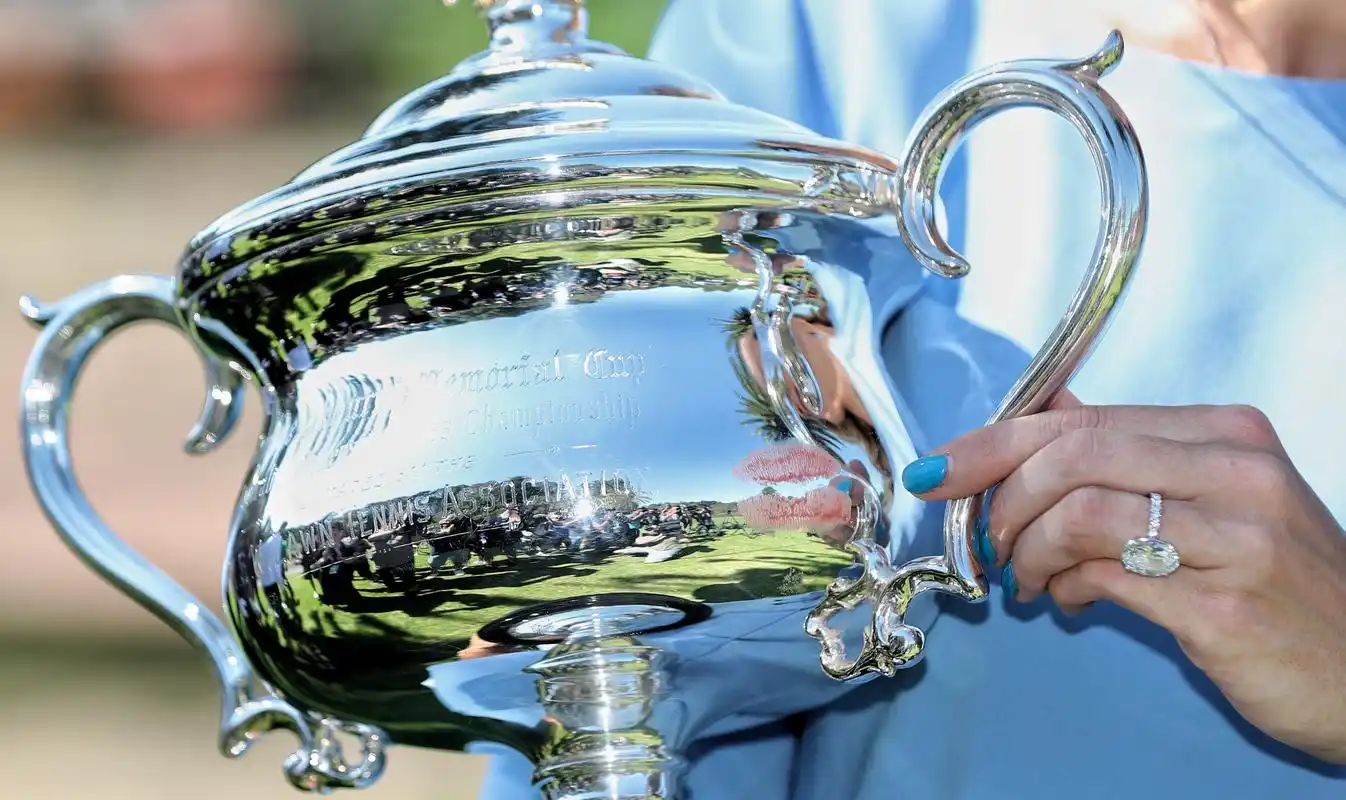 (体育)(9)网球——澳网:沃兹尼亚奇展示女单冠军奖杯