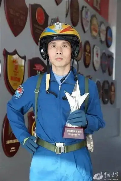 空军航空兵上校 陈权龙