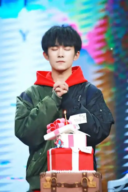 易烊千玺十六岁生日会高清