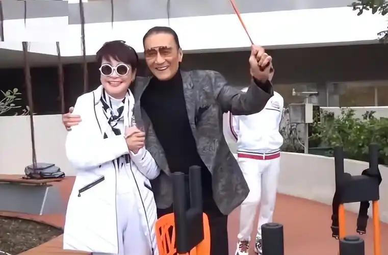 谢贤和狄波拉昔日采访画面离婚之后互开玩笑双方感情仍旧甜蜜