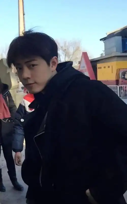 素人时期的肖战,颜值也很在线呀,土过但是没丑过.