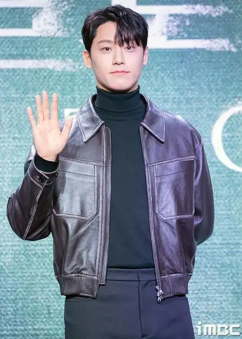 韩国演员李到晛(28岁)即将履行国防义务.