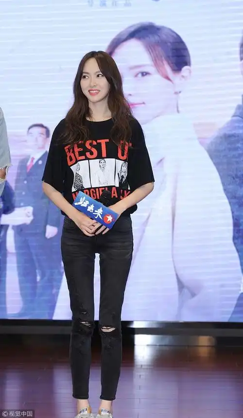 唐嫣卷发红唇又清新又美艳 紧身牛仔裤美腿纤瘦