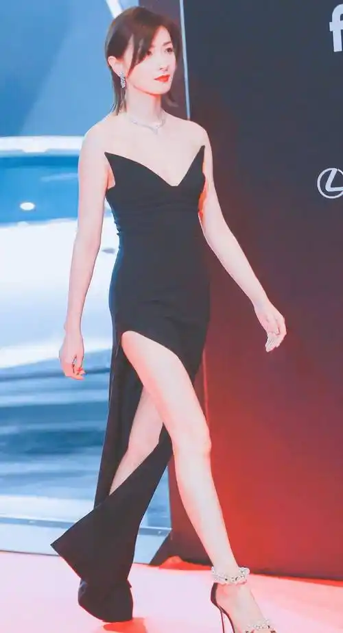 万茜升级版"亚洲蹲",看呆网友,美腿更是不输腿模_因为_身体_姐姐