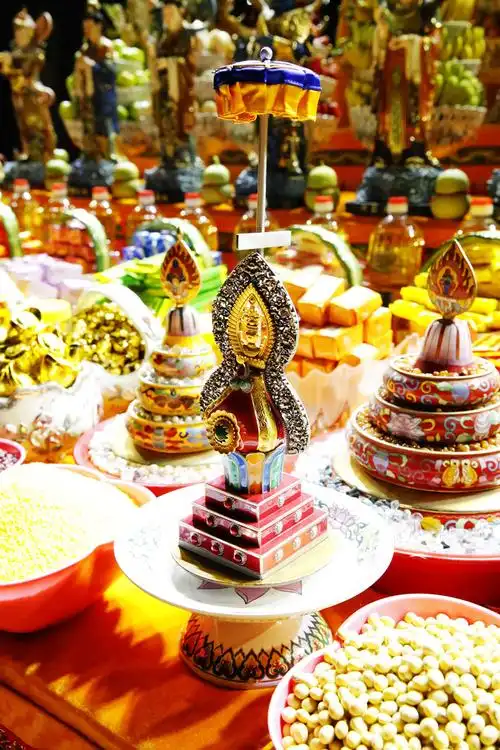 供台由宁波居士发心布置,二十四天善神栩栩如生,各类美食供品美轮美奂