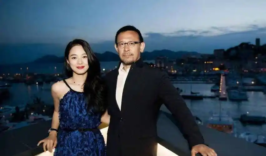 看到姜文与姜武的妻子,就知道兄弟俩的品味差距有多大!