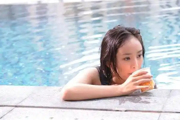 杨幂在娱乐圈如雷贯耳,泳装浮出水面的那一刻,实在是太美了