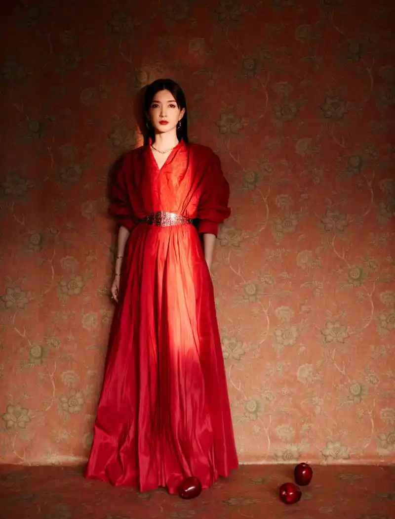 江疏影盛典红毯:绯色红衫,浮翠流丹