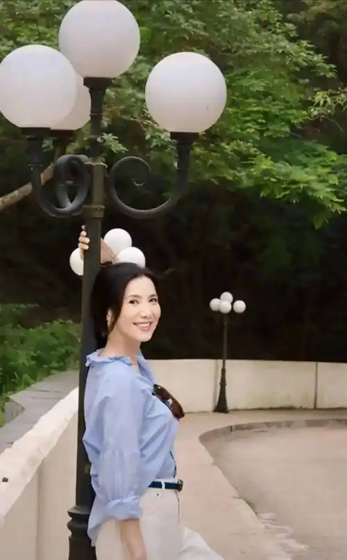 港片"最妩媚大嫂"宣布复出,曾与邱淑贞齐名,如今58岁状态惊人