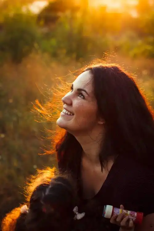 家庭照,母子,秋日树林,公园,高兴,人,微笑,吻,温馨,晚间,阳光,头像,四