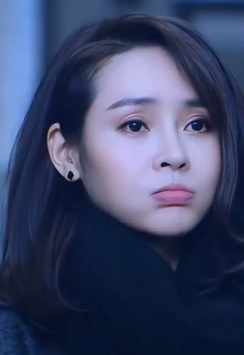 于明加,初识她是在电视剧[门第]里,第一眼不是很惊艳,但却显得特别的