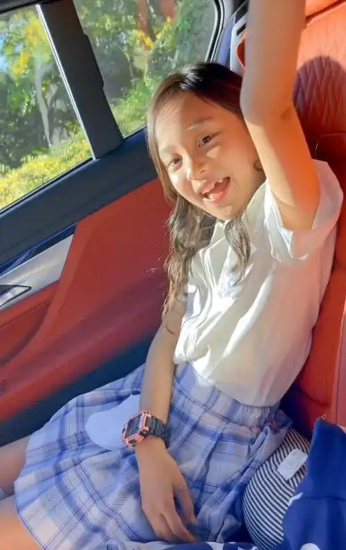 8岁甜馨上学路上真欢乐学院风打扮俏皮可爱一笑还露出豁牙