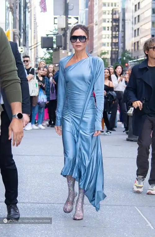 街拍:维多利亚-贝克汉姆蓝色缎面长袖连衣裙 闪钻高跟鞋精致有气场