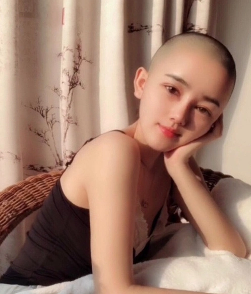 最美光头美女,给你不一样的感受,网友:这是我见过最美的小尼姑