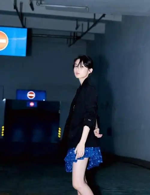 考北电第三名的张子枫穿吊带裙配西装气质不同瞬间成熟了不少