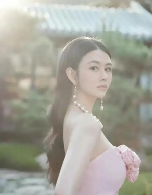 最美星二代邱淑贞女儿沈月身穿粉色抹胸短裙优雅美丽