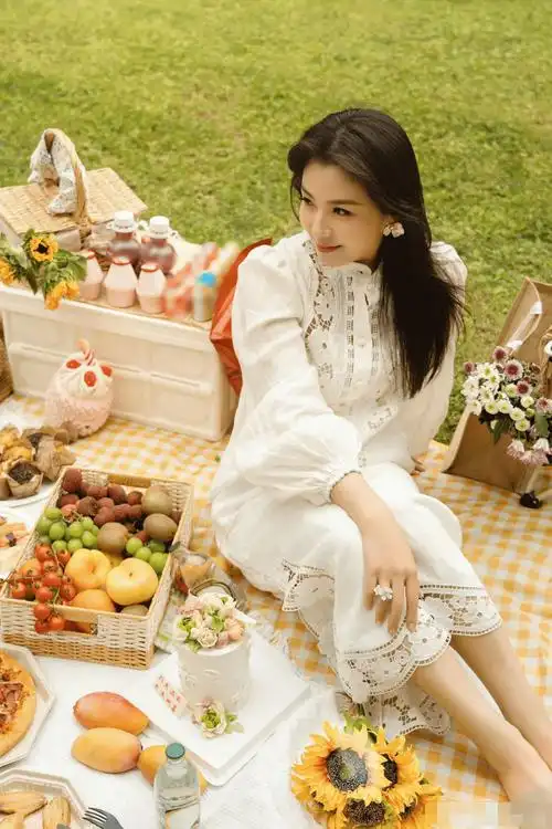 刘涛生日连发30张写真大片,露腰长裙尽显腰臀比,姐姐这是憋久了_年龄