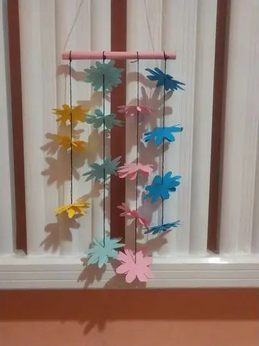 《纸风铃》微课视频和教材内容,带领一年级同学进行风铃手工制作