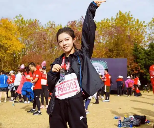 像今年张子枫和赵今麦也都去高考了,不过赵今麦其实是这两年才真正