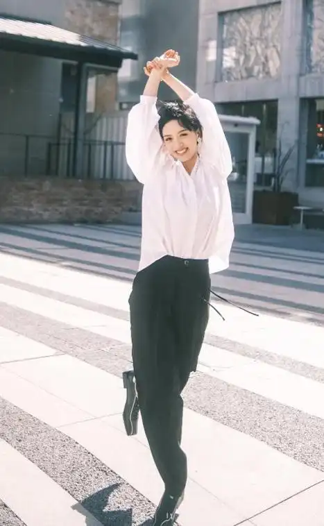 不过,有网友爆料说李晓峰此前曾结过婚,前夫名叫王翀,有一个儿子, 但