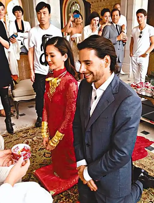 香港名模大儿子9岁生日,五官精致颜值高,两度原谅外籍老公出轨