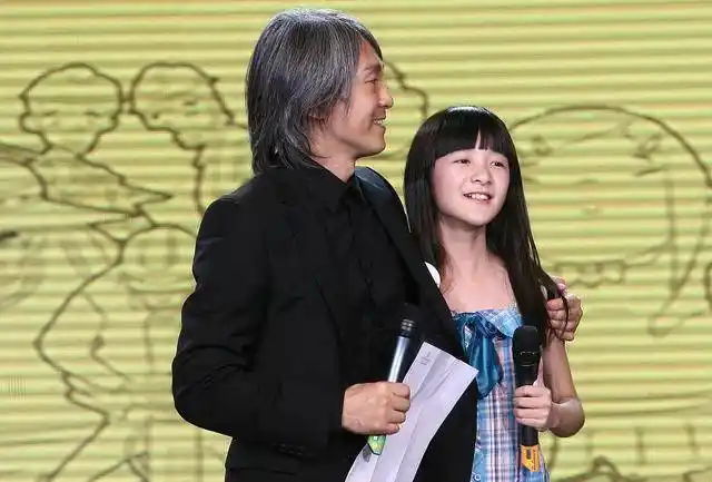 徐娇结束春节假期进组拍戏,素颜出镜显疲惫,网友:差点没认出来_周星驰