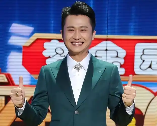 杨帆老婆的个人简历(央视主持人杨帆:娶普通妻子李飒,婚后生两女,日子