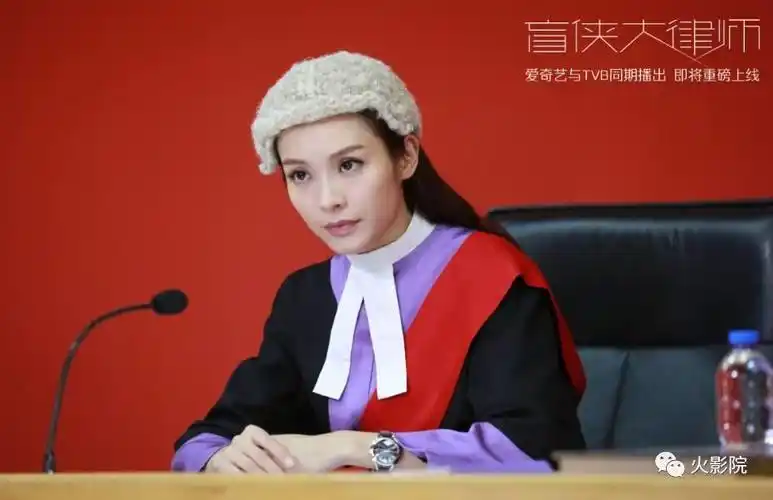 白天她是得体的法官,晚上则摇身一变,成为夜蒲丽人!