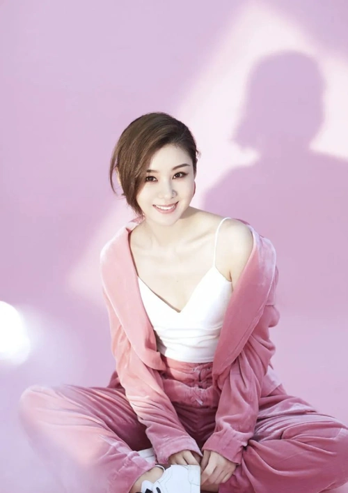 李小萌真的很懂穿搭,穿露肩上衣,却很迷人!