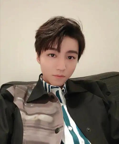 收集王俊凯自拍头像壁纸帅气萌萌