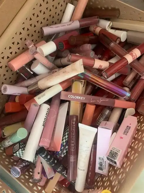 收拾了一堆涂不完的口红