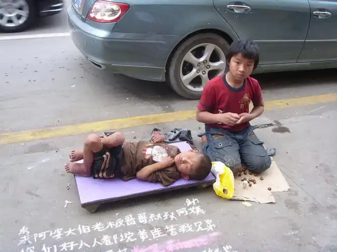 这是谁家的孩子,为何在寒风烈日下乞讨?图文更新中