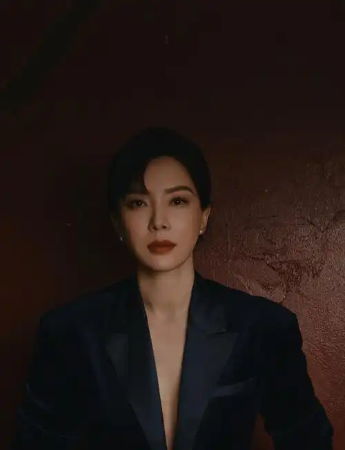 陈数真空西装好飒##陈数红墙复古大片