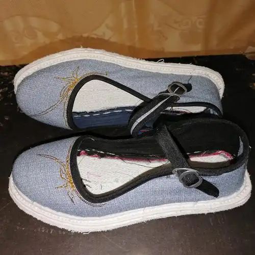 云南绣花老北京布鞋手工千层透气方口一字扣带平底传统布鞋