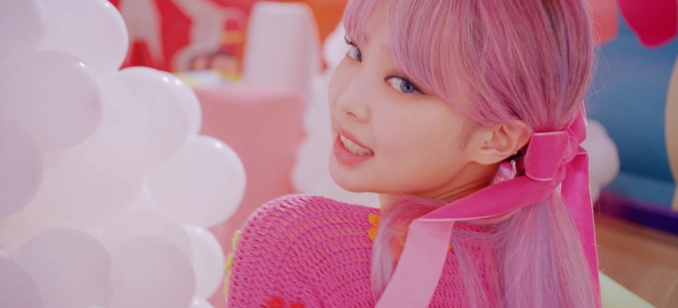 jennie被嘲模仿a妹,现在眨眼睛也要被说抄袭了?