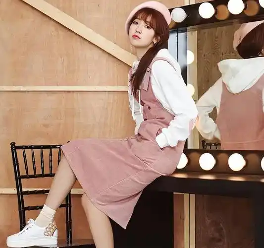 "朴信惠,"又粉又嫩"的穿着,配上女神颜值,不火才怪_粉红色_白色_衣服