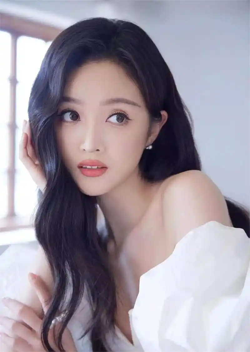 吴宣仪白色抹胸鱼尾裙造型,大气出彩眸眼含光,甜美且浪漫