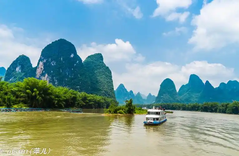 船游漓江,领略桂林山水之美