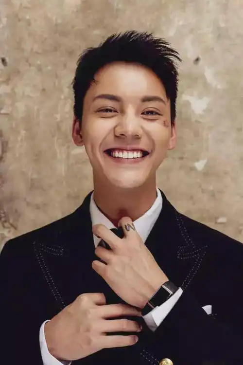 2015年9月,陈伟霆发文《致你们》,表示与蔡卓妍分手,希望"大家可以