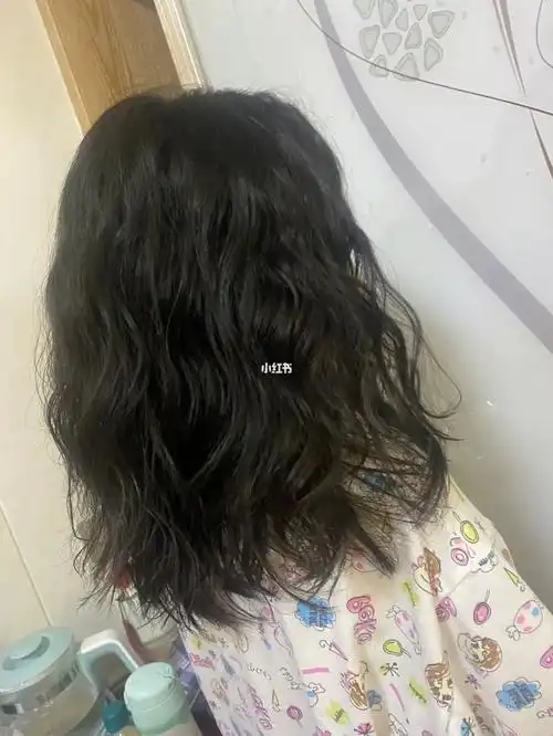 沙发自然卷女孩