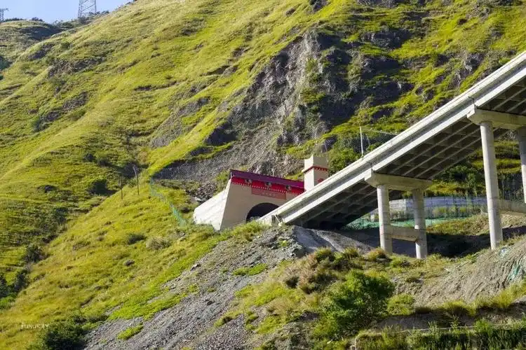 开工时是国内最长,埋藏最深,海拔最高的特长山岭公路隧道