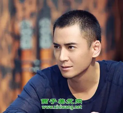 修剪的短短的个性干练男生平头发型,清爽帅气又有成熟男士的霸气和