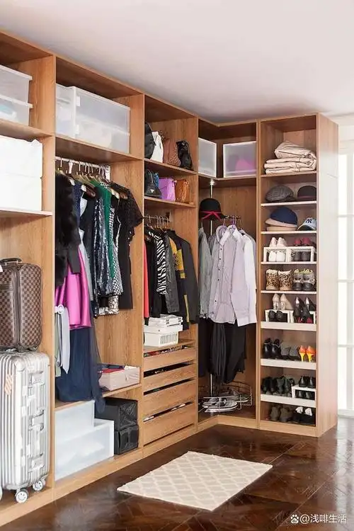 例如下面这一个儿童衣柜设计,分为了上,中,下三个层,下层单独开门,做