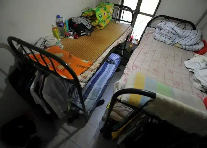 实拍北京群租房现状 床铺紧靠站一人都难