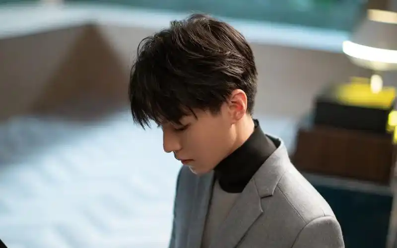 王俊凯灰色西装写真桌面壁纸